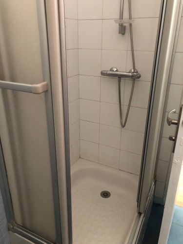 Douche avec accès étroit